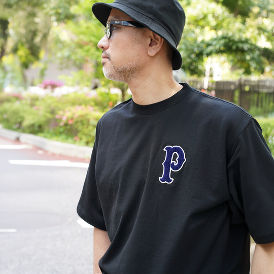 Chenille P Logo Tシャツ